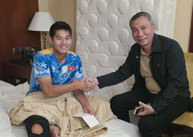 Người chơi đang phân tích kèo cá cược bóng đá tại ax88